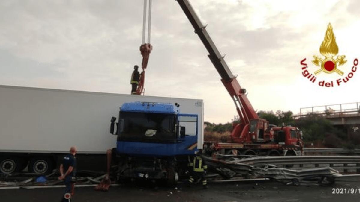 Incidente stradale sull’autostrada Siracusa-Catania: tir incastrato tra le lamiere (I FATTI) - 