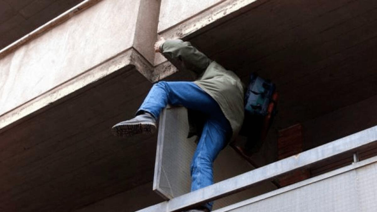 Si arrampica ed entra dalla finestra per rubare mentre il proprietario dormiva in camera (I FATTI) - 