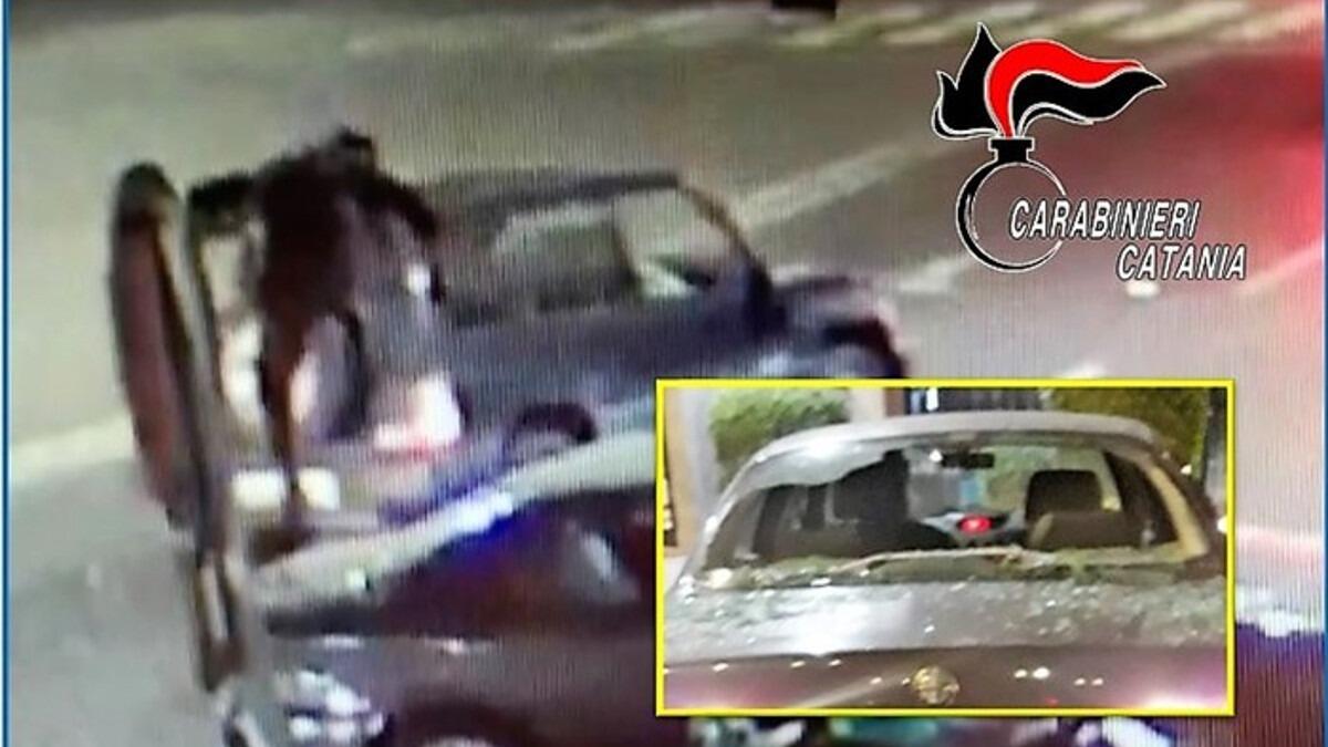 Clochard aiuta un militare a fermare un 19enne intento a frantumare il parabrezza di 2 auto - 