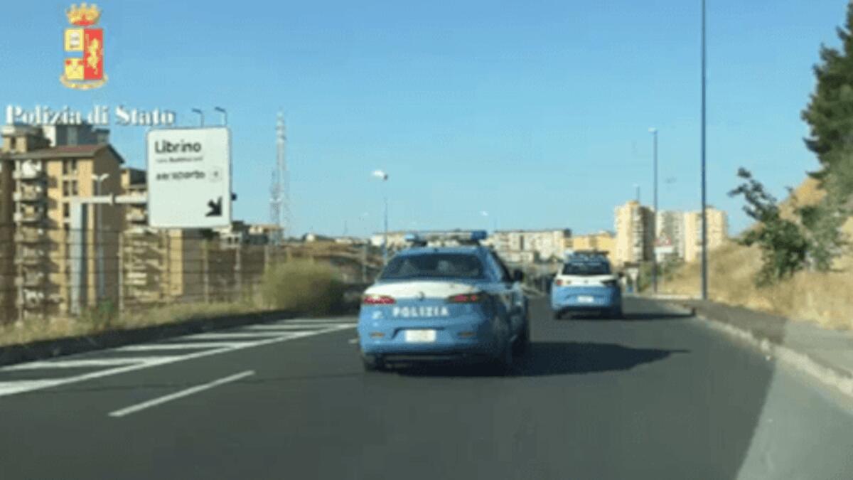 Automobilista vede la Volante, prova a seminarla, abbandona l’auto e tenta una fuga disperata (I FATTI) - 