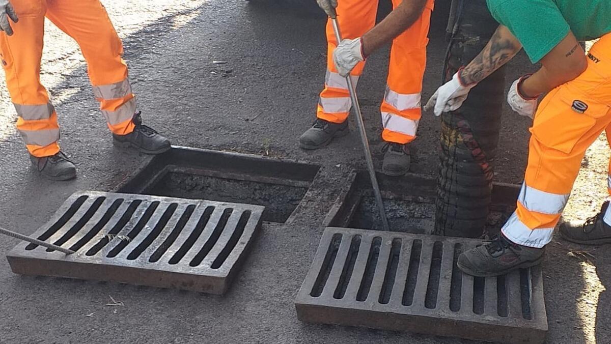 Pulizia delle caditoie stradali a Misterbianco per evitare allagamenti - 