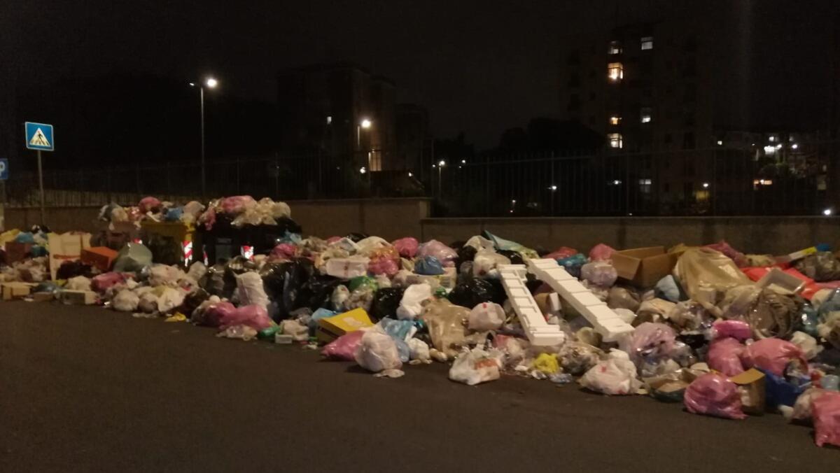 È ancora emergenza rifiuti da via XXXI Maggio a via Nervesa della Battaglia - 