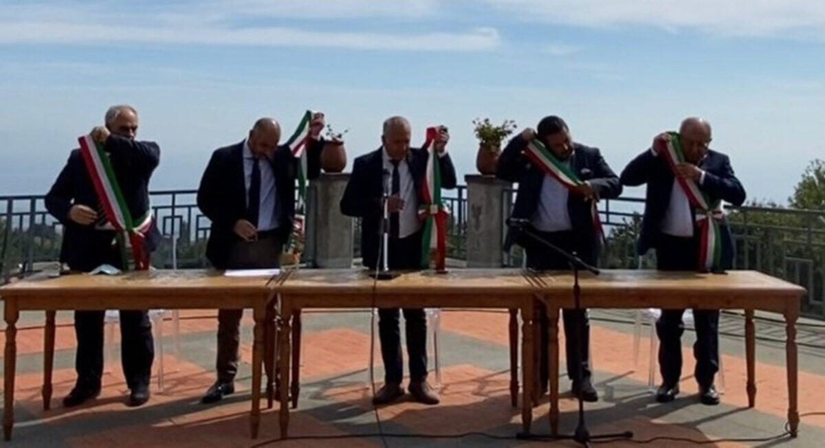 5 sindaci si "tolgono" la fascia per il mancato riconoscimento di "Comuni Vulcanici" - 