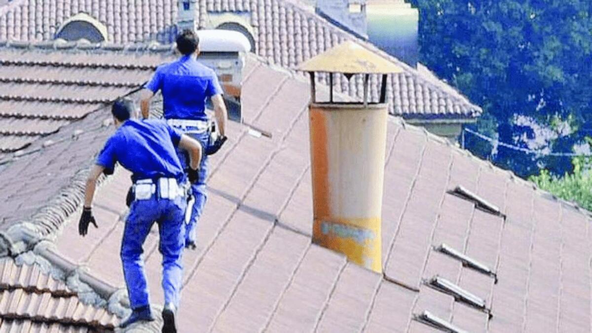 Depreda officina e fugge saltando sui tetti fino a lanciarsi tra i rovi - 