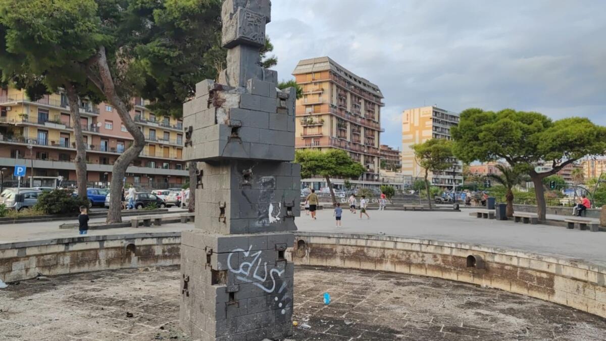 Piazza Europa, un monumento al degrado, completamente abbandonato - 
