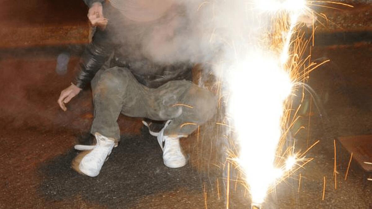 Accende fuochi d’artificio non autorizzati al cimitero per commemorare un defunto (I FATTI) - 