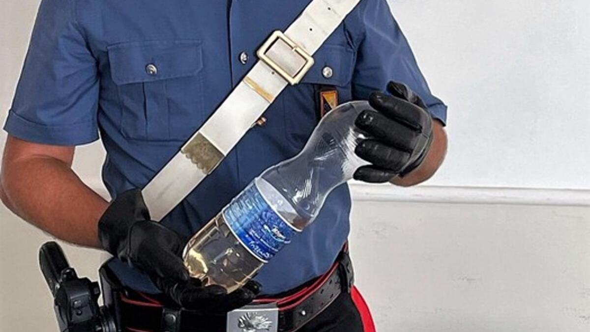 Minaccia di dare fuoco all'ex convivente e al figlio con una bottiglia di benzina - 