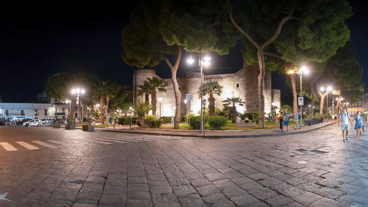 Prima serata di pedonalizzazione al Castello Ursino, Sindaco Pogliese: «Puntiamo a renderlo sempre pedonale» - 