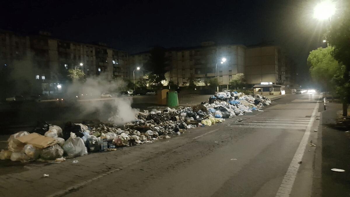 Residenti esasperati a San Giovanni Galermo danno fuoco alla spazzatura (I DETTAGLI) - 