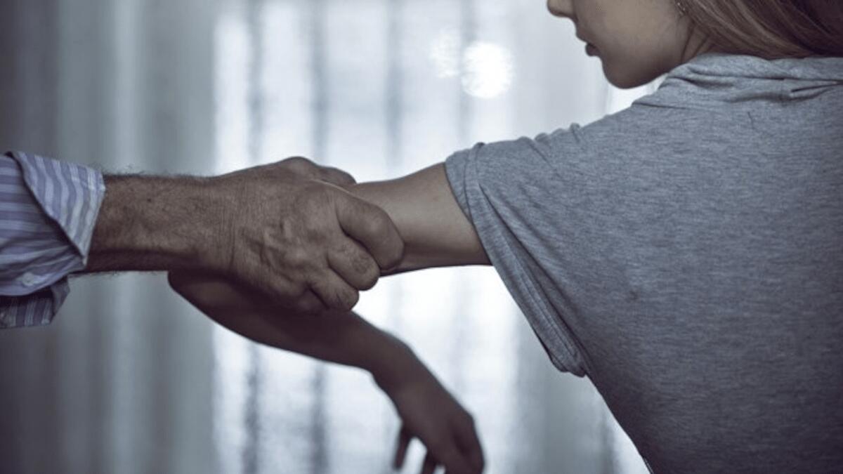 Licenziato dalla compagna per violenze, torna nell’agenzia per rapinarla e minacciarla (I FATTI) - 