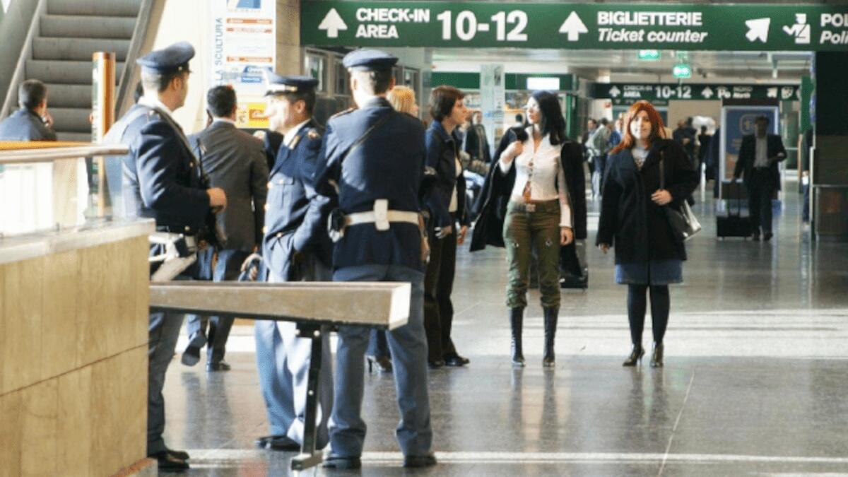 Trova smartwatch ai controlli di sicurezza e decide di rubarlo: gli agenti lo “accolgono” al gate - 