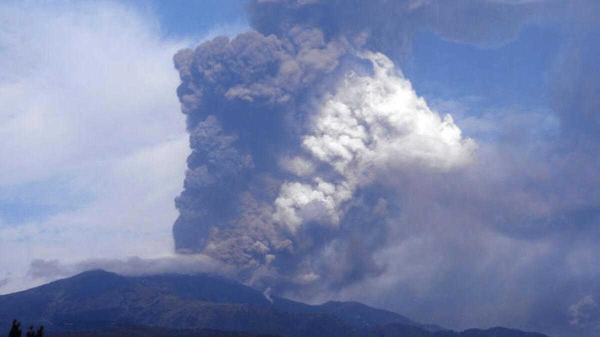 Parossismo Etna: fontana di lava e “pioggia” di cenere dal cratere sud est, interessata l’A18 (I DETTAGLI) - 