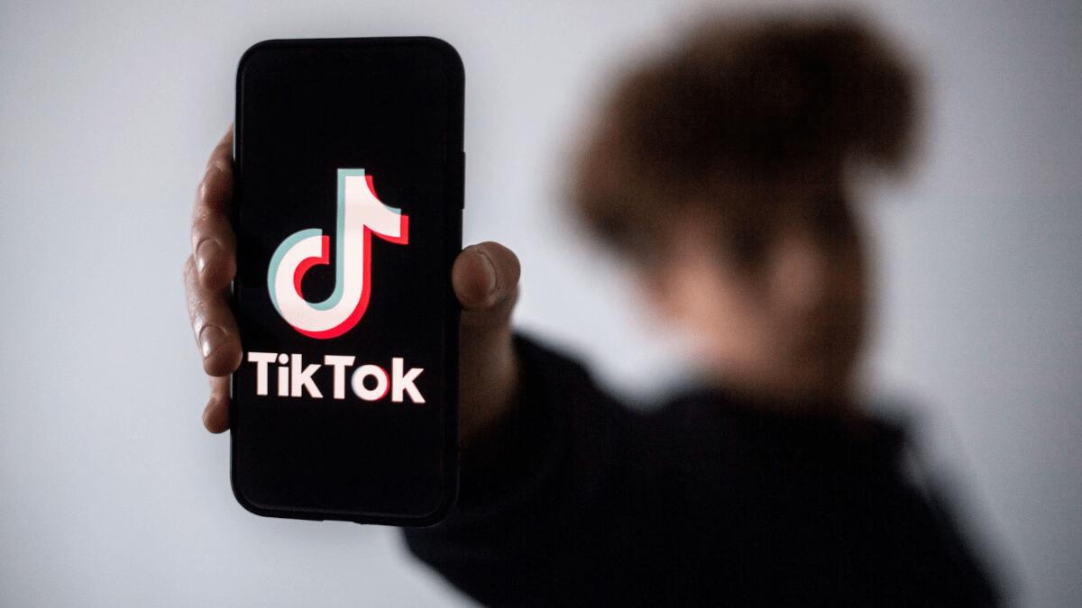 Fa video Tik Tok mostrando mazzette di soldi e disprezzo per le regole: trovato con droga (I FATTI) - 