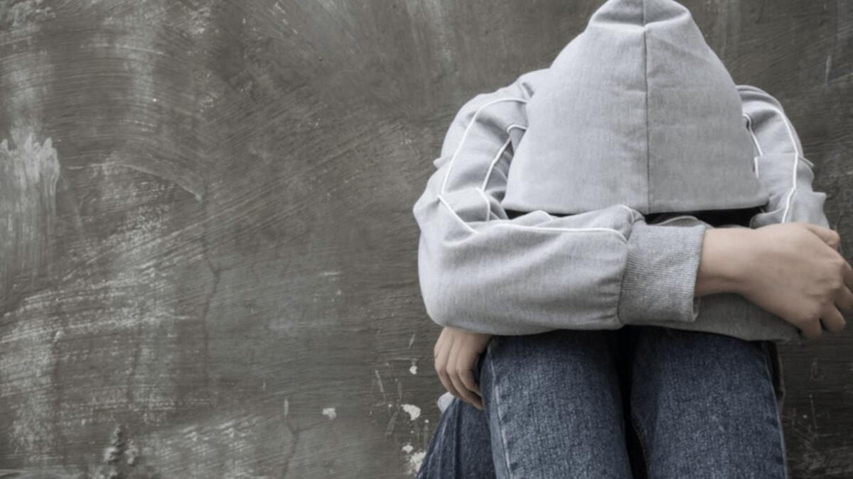 Aggredisce famigliari e poliziotti per astinenza e disperazione senza mai calmarsi (I FATTI) - 