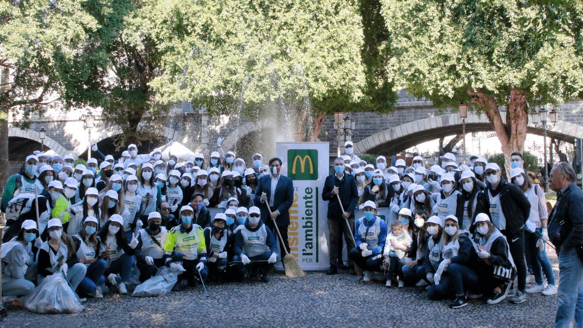 Dipendenti McDonald’s ripuliscono villa Pacini e piazza Borsellino aiutando il Comune - 