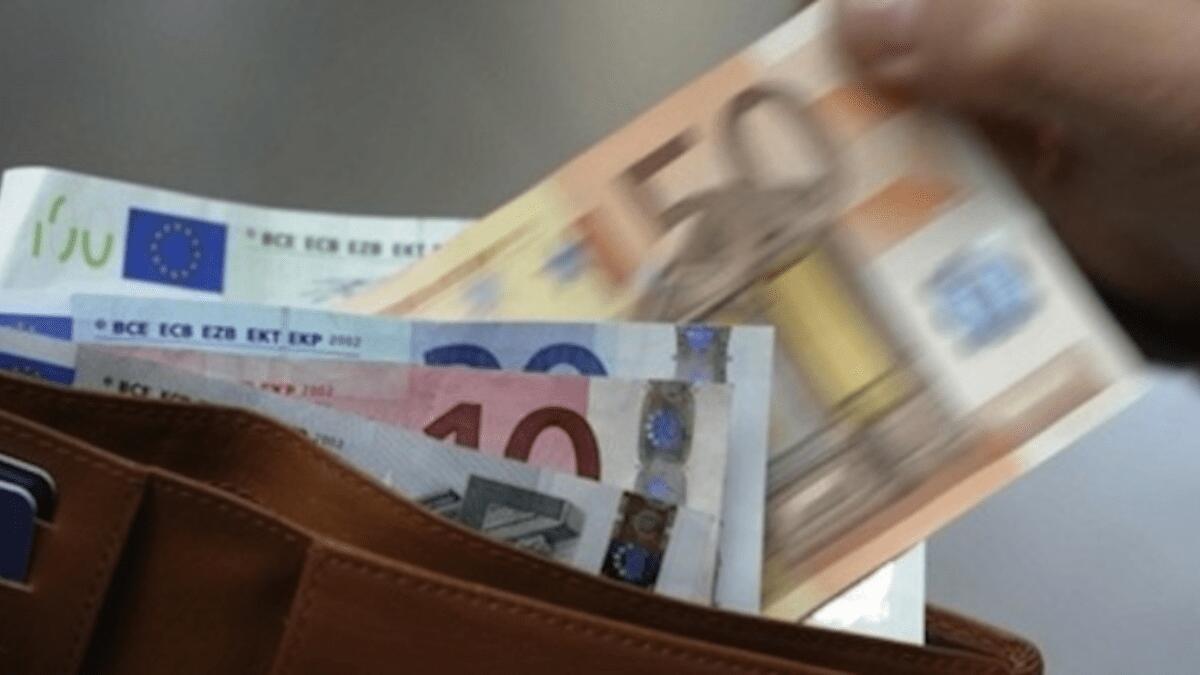 In fila ai controlli dell’aeroporto decide di portare con sé il portafoglio di un altro passeggero - 