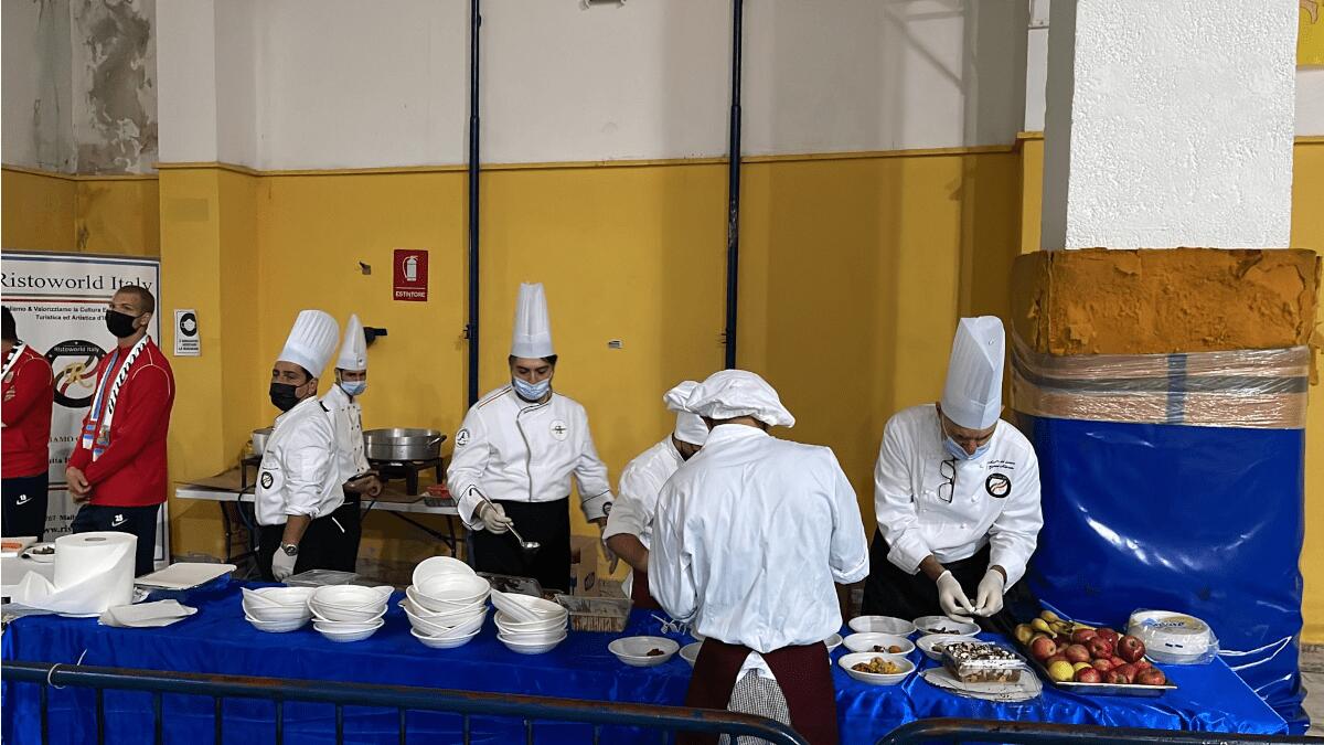 I cuochi di Ristoworld Italy al servizio dei clochard accolti nel Pala Spedini - 