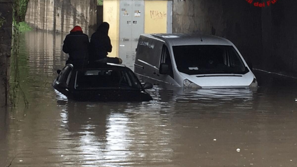 Poliziotti soccorrono automobilisti sommersi dall’acqua durante il maltempo: coppia salvata dagli “Stop” (I FATTI) - 