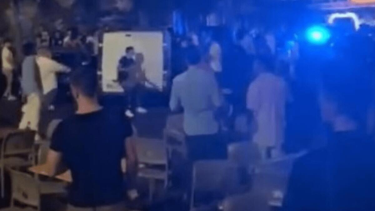 Aggredì violentemente poliziotto in piazza Currò: punito solo col Daspo per un anno (I FATTI) - 