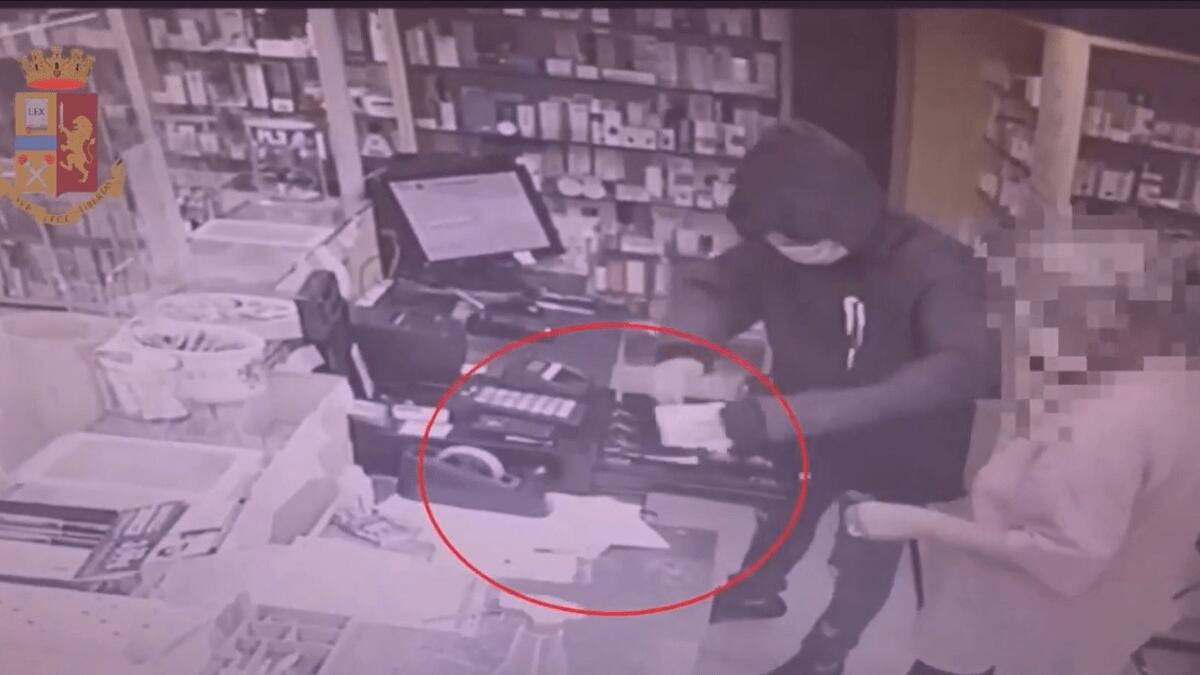 Rapinatore seriale dopo sei rapine (accertate) ed aggressioni finisce in carcere (NOME E VIDEO) - 