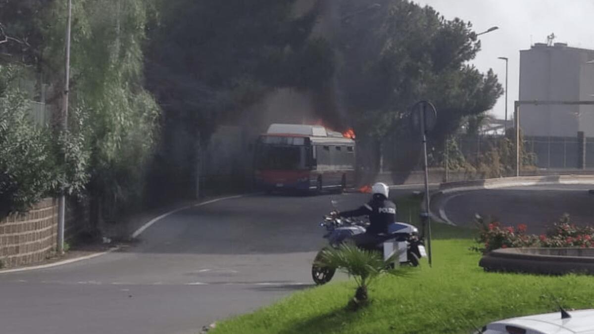 Incendio bus linea 523 a piazza Borsellino, Amts: «Incendio improvviso, accertamenti in corso» - 