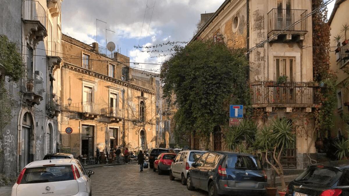 Pregiudicato aggredisce cliente birreria, titolare tenta di calmarlo e lui lo rapina per il “disturbo” - 