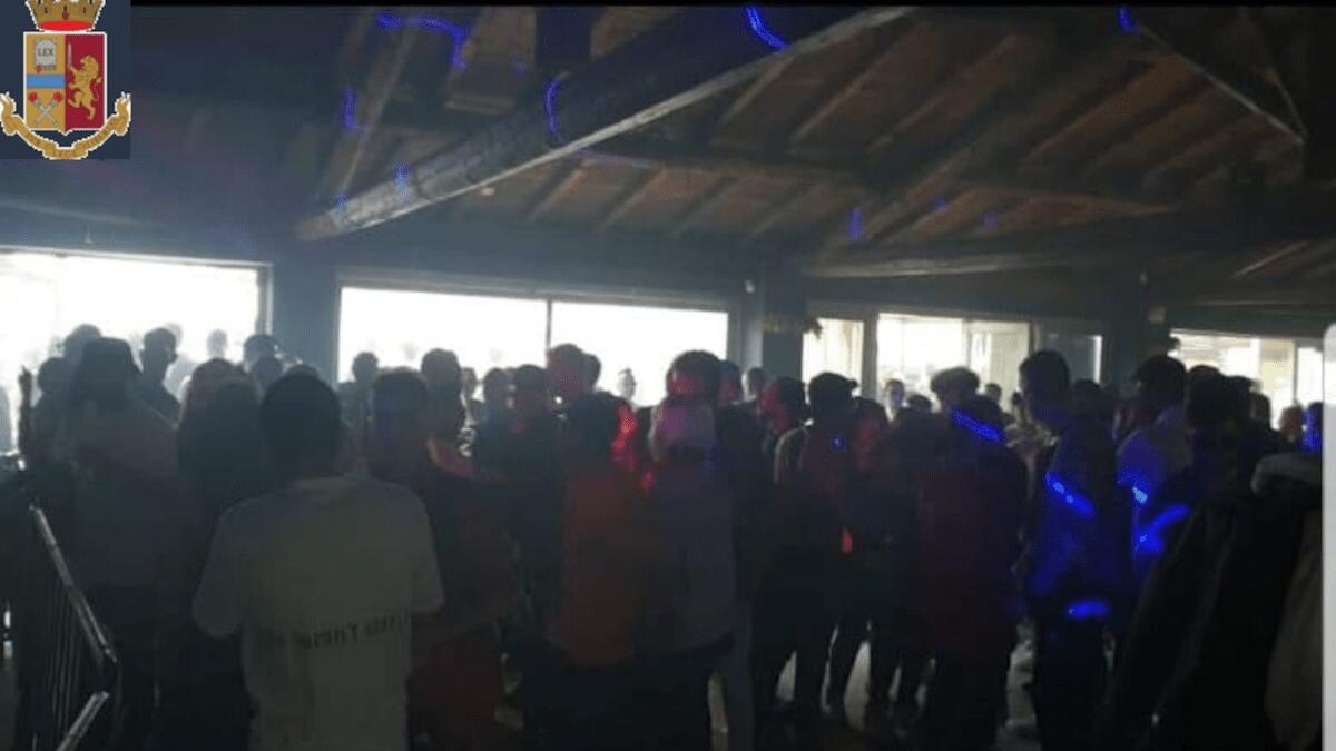 Festa da ballo in struttura balneare: oltre 170 persone senza rispetto delle norme anti Covid (I FATTI) - 