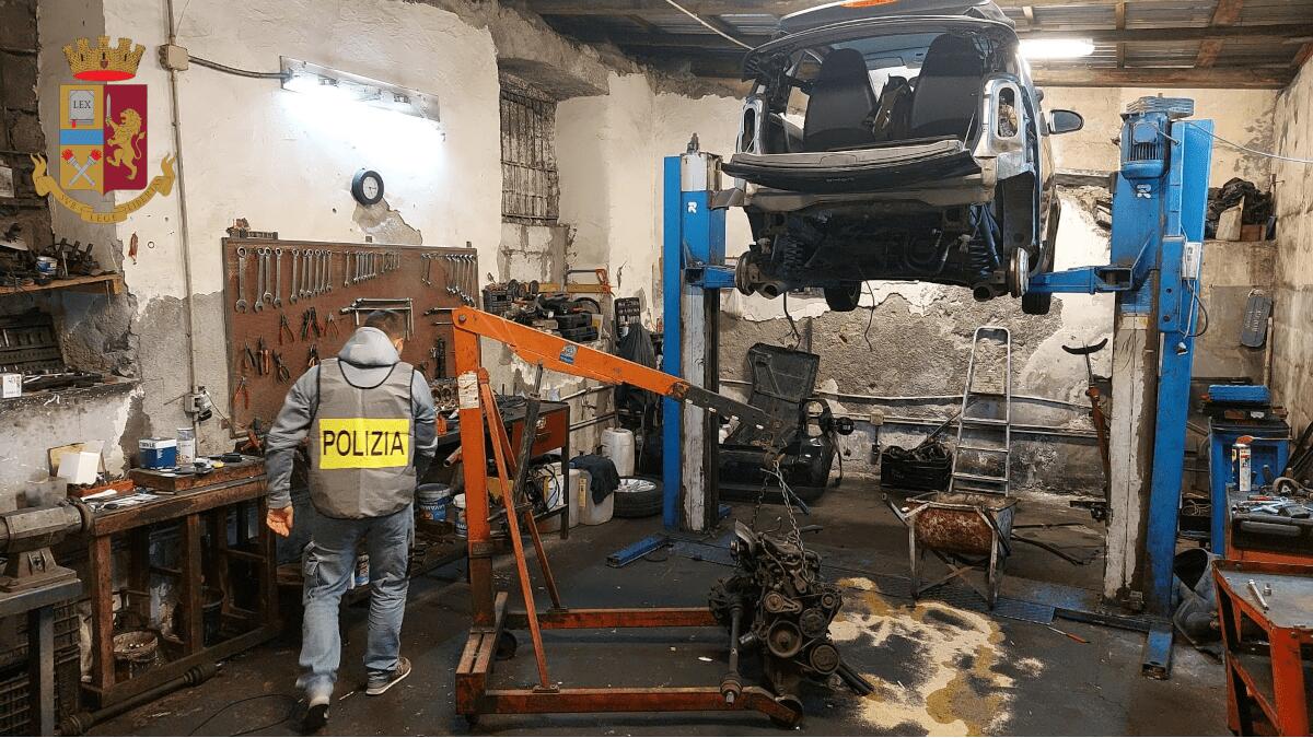 Scoperta officina con lavoratore in nero, gestione illegale di rifiuti speciali e allaccio abusivo - 