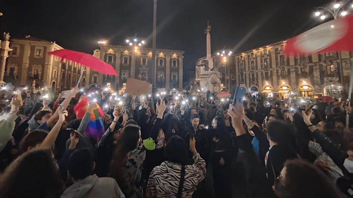 Protesta LGBT Catania pro Ddl Zan: poche mascherine, nessun distanziamento (FOTO) - 