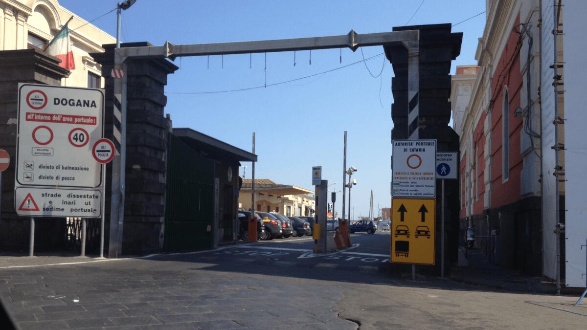 Sottoposto ai domiciliari “passeggiava” al porto con motociclo e senza casco - 