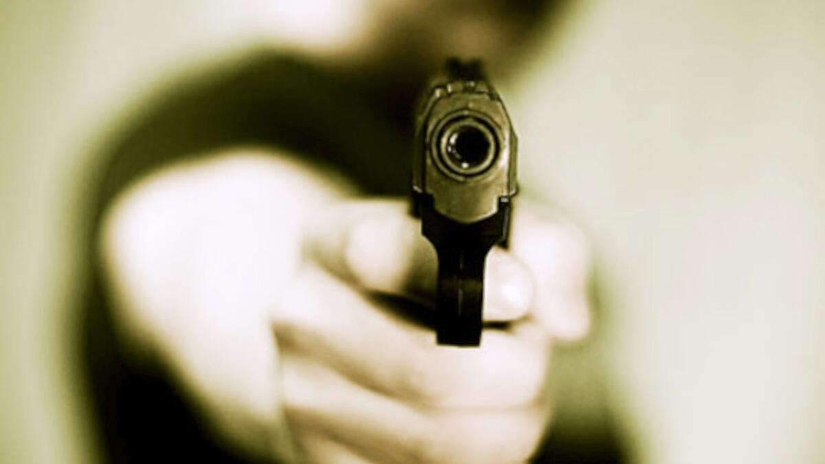 Lo riprende in casa dopo la scarcerazione: ricominciano maltrattamenti e violenze davanti le figlie anche con armi - 