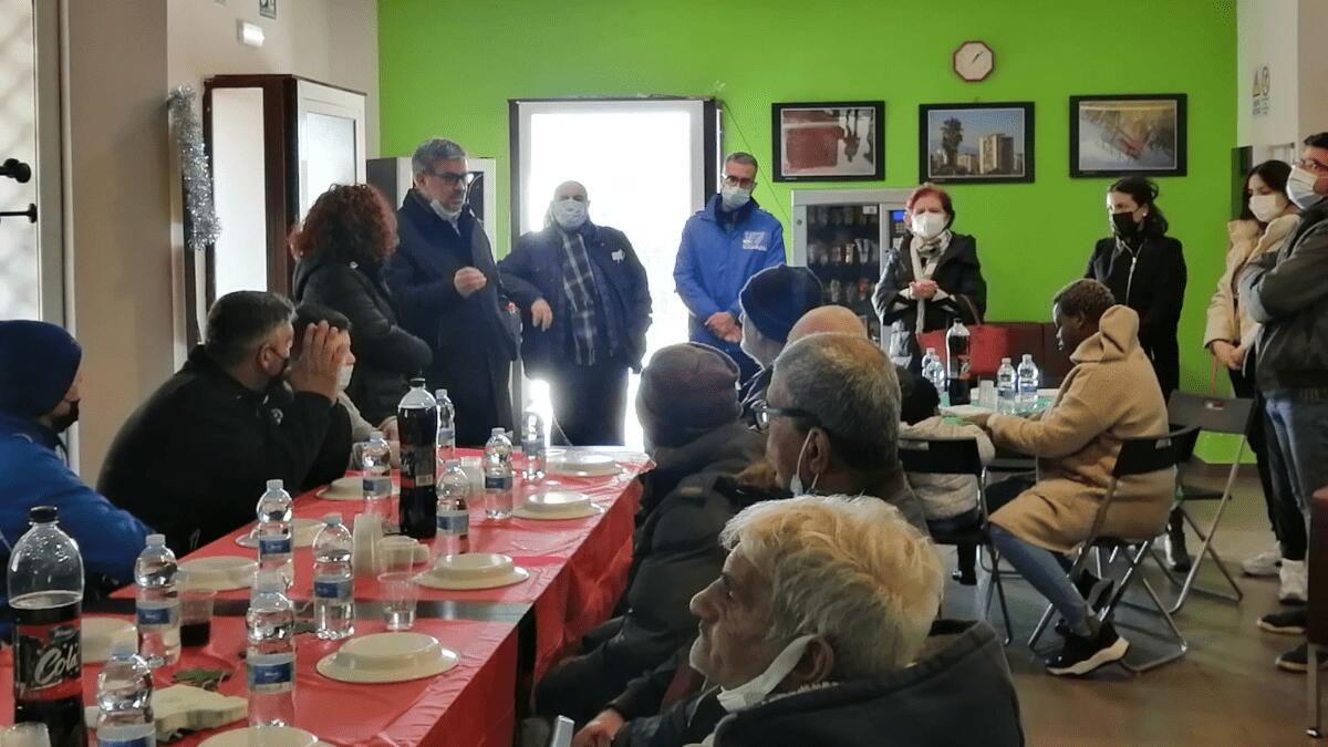 Consegnati i “Pacchi Scalda Cuore” a clochard e “fragili” nella villa Fazio a Librino - 