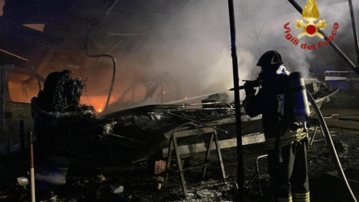 Rogo in parcheggio a Catania: esplodono bombole a gas - 