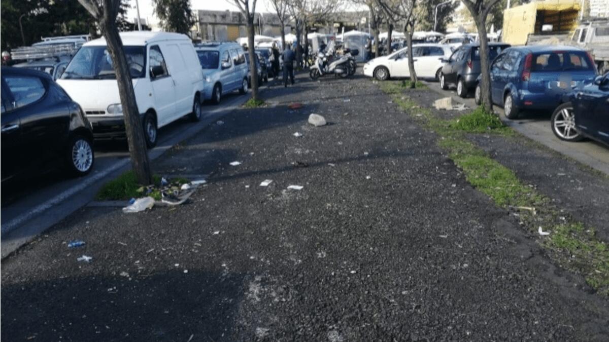 Mercatino delle pulci sott’osservazione della Polizia locale: 35 verbali, 15 rimozioni auto e sequestro alimenti - 