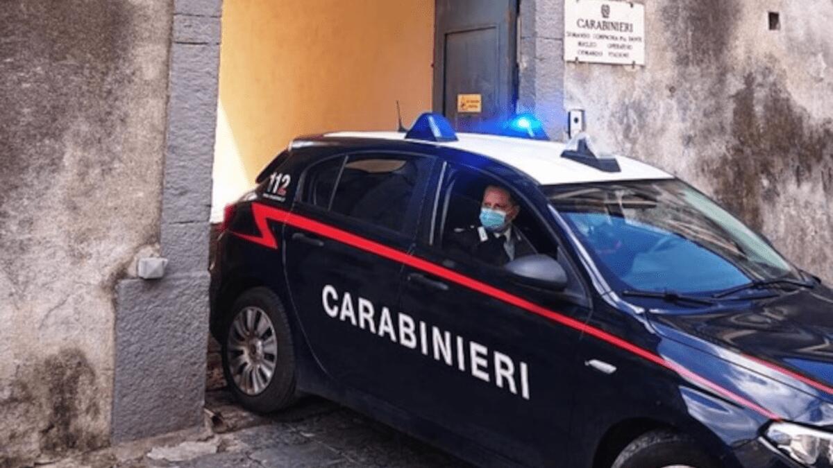 Sedicenne scappa di casa: il padre lo rintraccia e fa arrestare chi lo stava ospitando - 