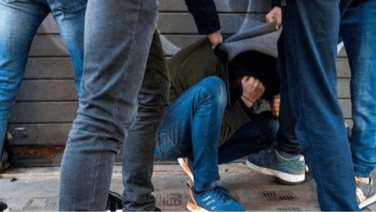 Aggredirono violentemente giovane straniero per divertimento: piccoli criminali rintracciati - 