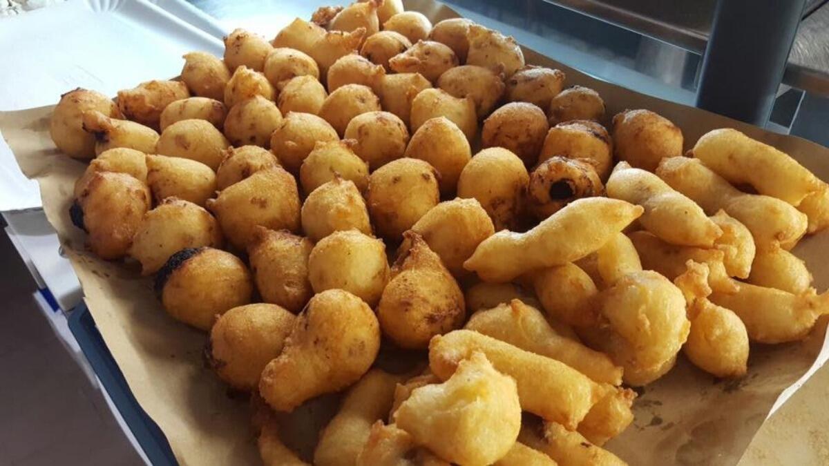 I "Crispeddi" o Crispelle Catanesi con Ricotta e Acciughe, ad Ogni Forma il suo Sapore - 