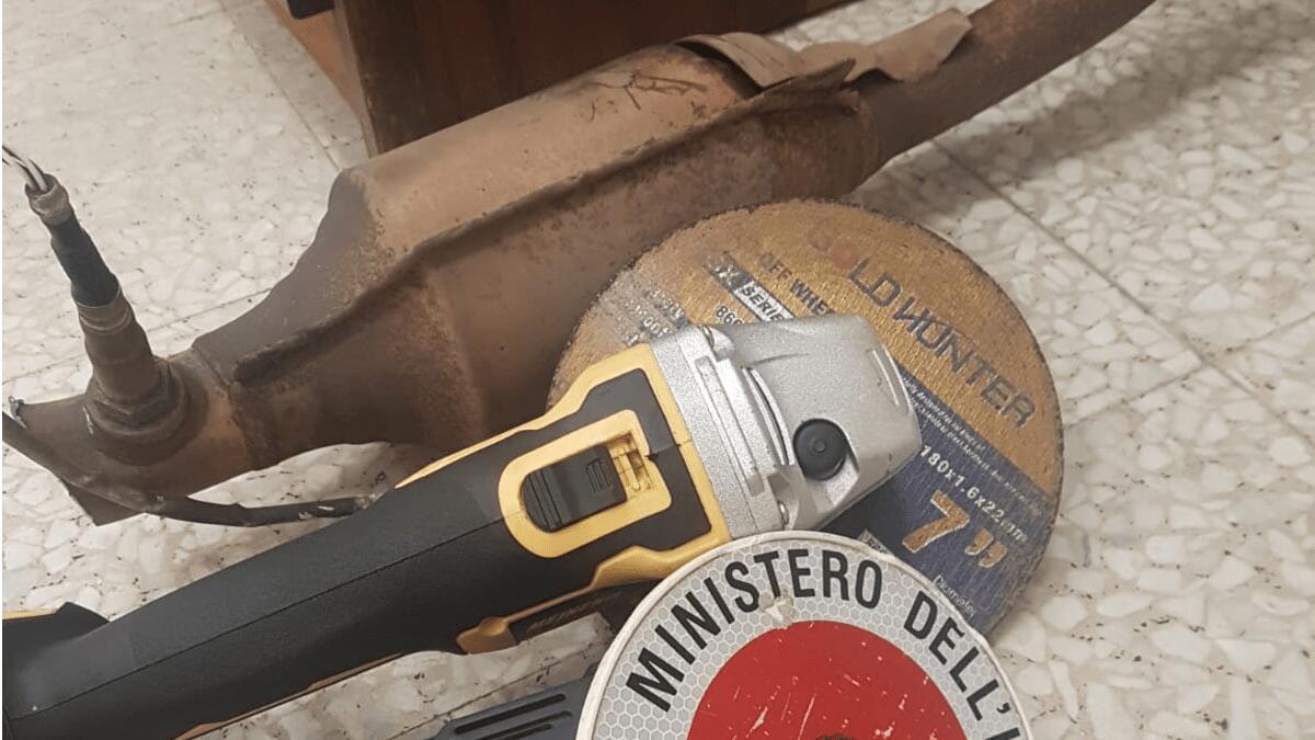 Fermato mentre asportava marmitta, il giorno dopo si fa trovare con la marmitta rubata in auto - 