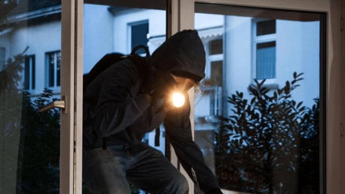 Topi d’appartamento utilizzano tubi del gas per svaligiare casa con finestra aperta - 