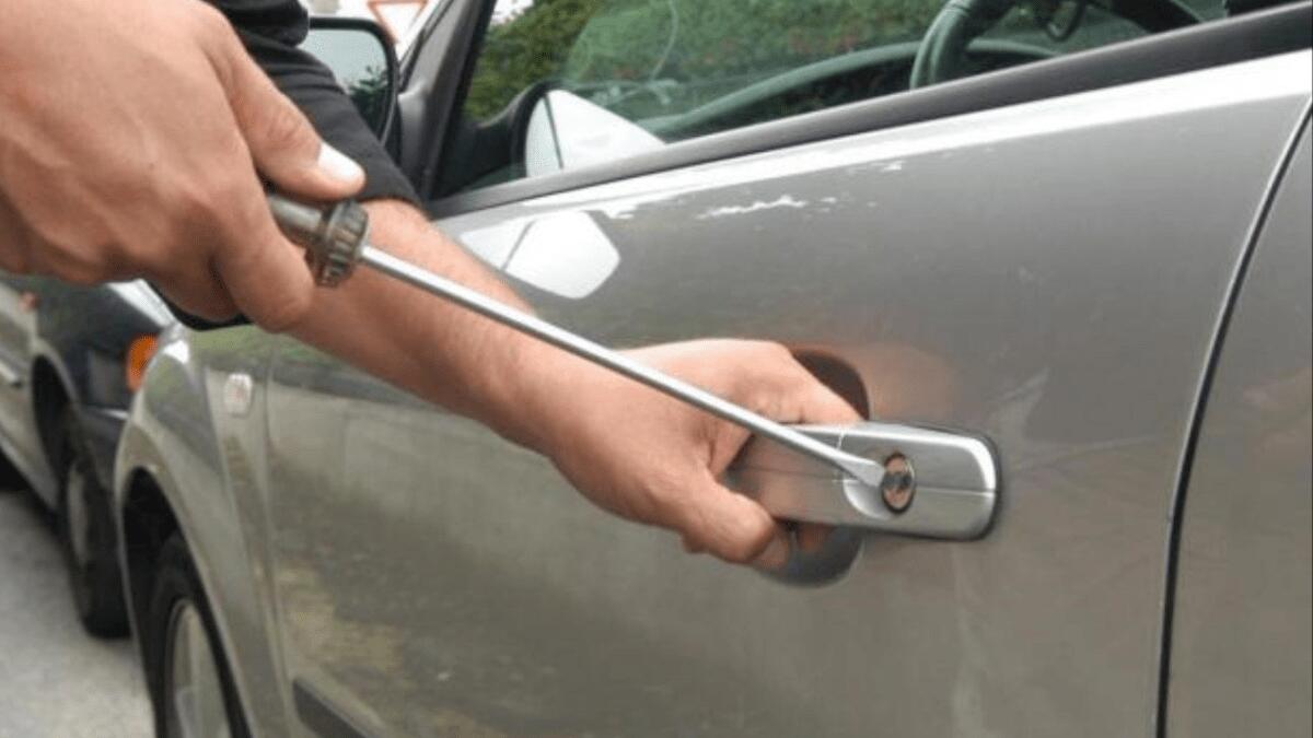 Pregiudicato va a rubare auto con motorino rubato spiegando agli agenti di aver perso le chiavi - 