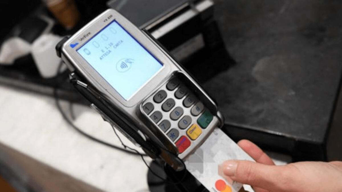 Dimentica Bancomat al supermercato, cliente successiva fa svariati acquisti anziché restituirlo - 