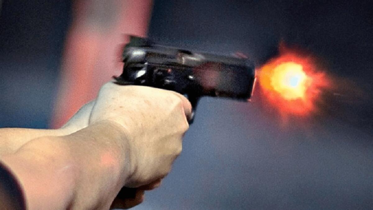 Giovane esce dal balcone con la pistola e spara sulla piazza affollata (I DETTAGLI) - 