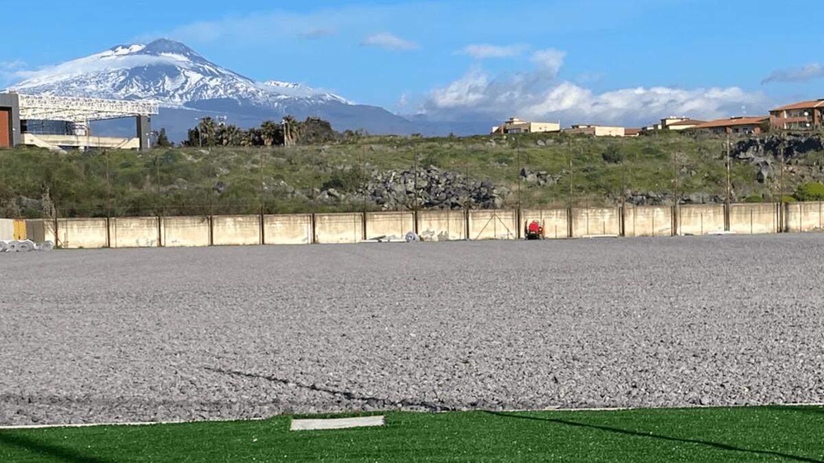 Posa del prato artificiale campo di Nesima: riqualificazione quasi al termine - 