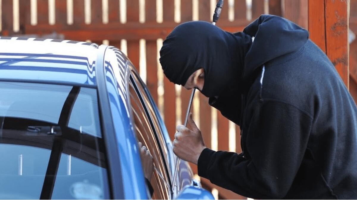 Agenti notano giovane rovistare dentro minicar in Corso Italia: pregiudicato arrestato - 