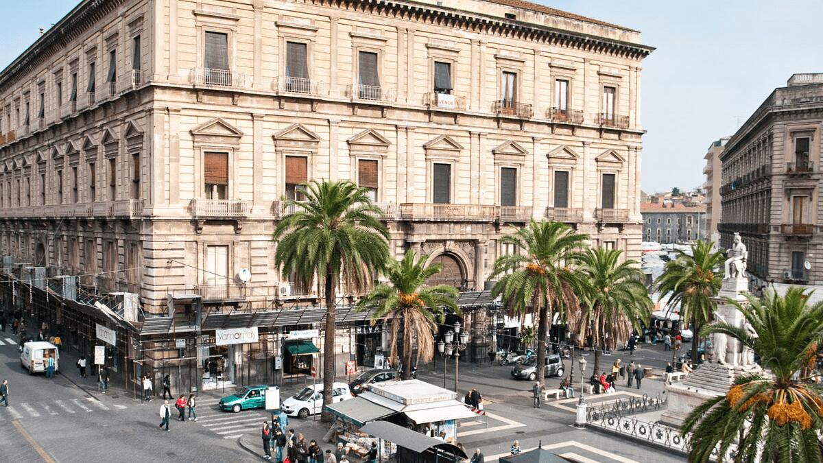 Extracomunitario a torso nudo brandisce coltello e minaccia in piazza Stesicoro: sottoposto a TSO - 