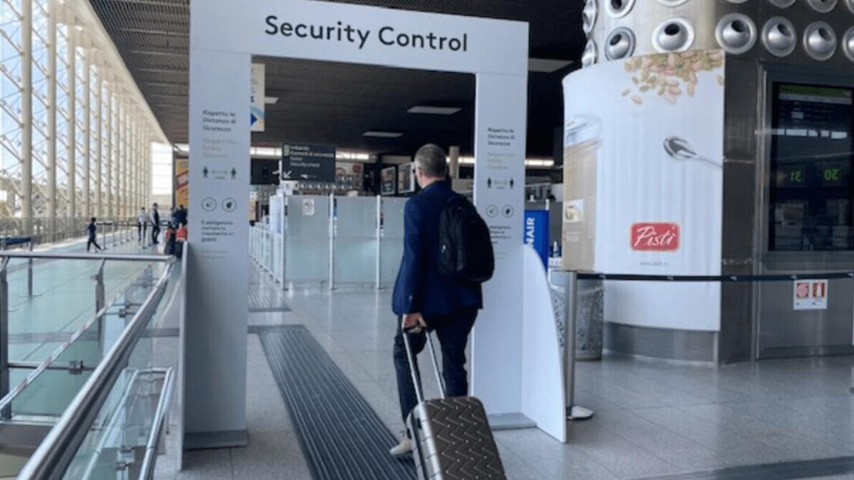 Trova costoso anello all’aeroporto e decide di tenerselo: accolta a Roma dagli agenti - 