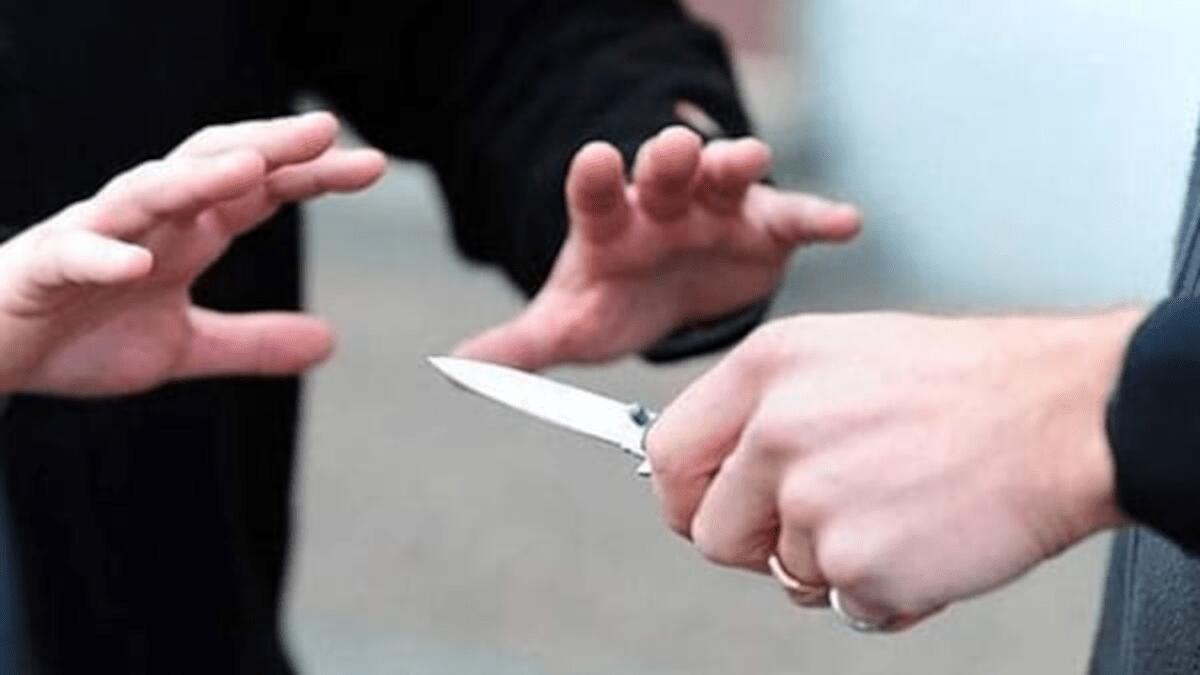 Atti intimidatori della suocera per vedere la nipote: attacca con un coltello famiglia e agenti - 
