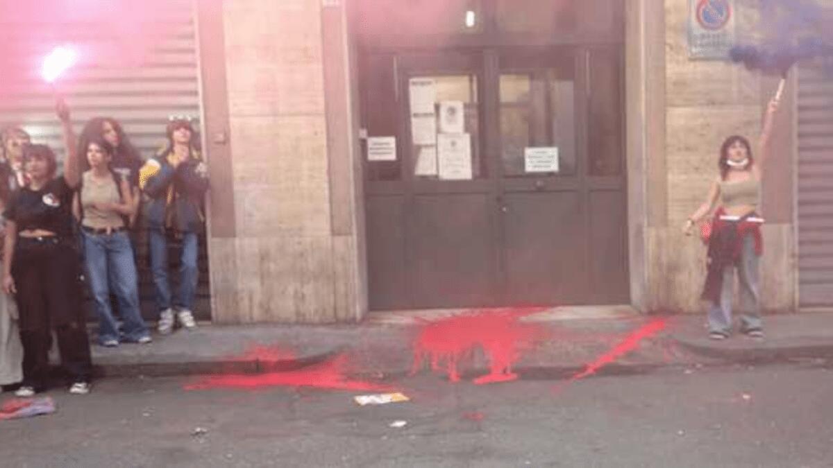 Protesta studentesca per abolizione alternanza scuola-lavoro e maturità: gettata vernice rossa su portone Usr - 