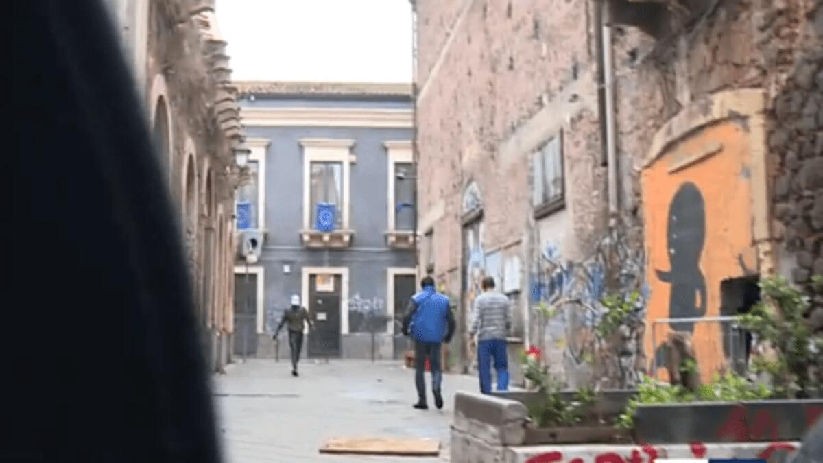 Tunisino spaccia in pieno centro storico: denunciato in stato di libertà, scappato l’acquirente - 