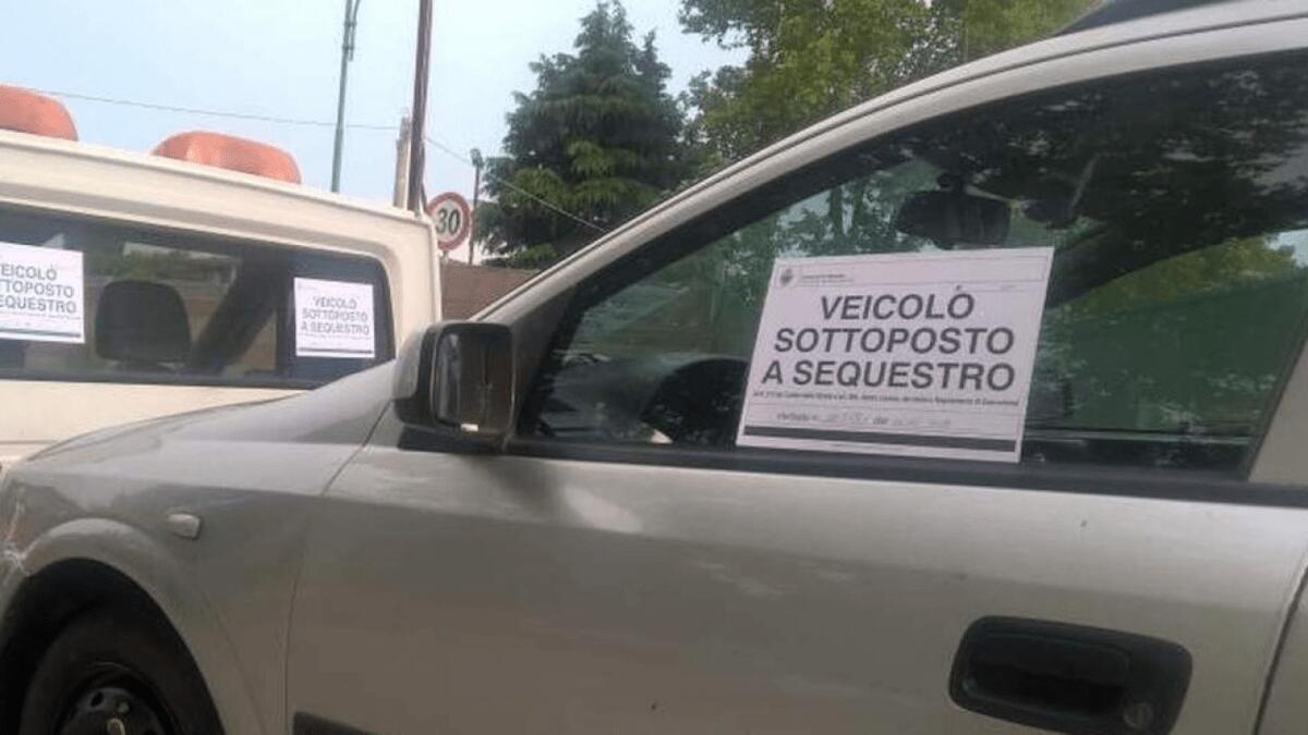 Sequestrano l’auto per mancata assicurazione: la proprietaria adesso rischia sei mesi di carcere - 